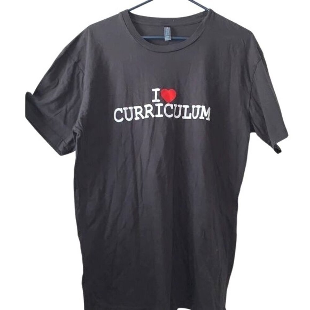 I ❤️ Curriculum Graphic T-Shirt Black District Made Cotton Unisex Size M